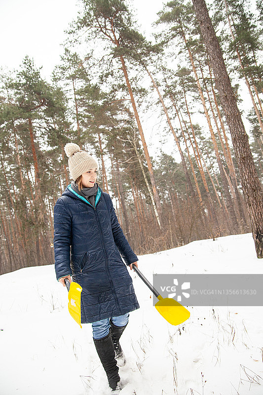 女人在森林里玩雪图片素材