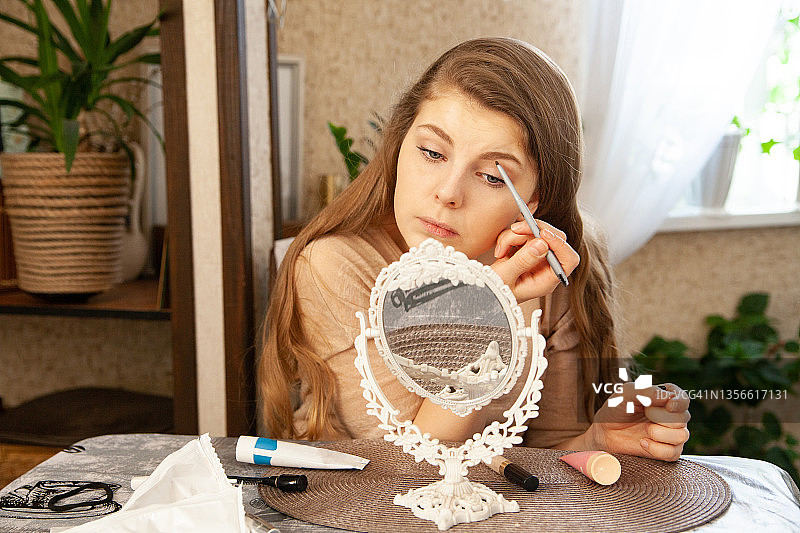 女人照镜子画眉毛图片素材