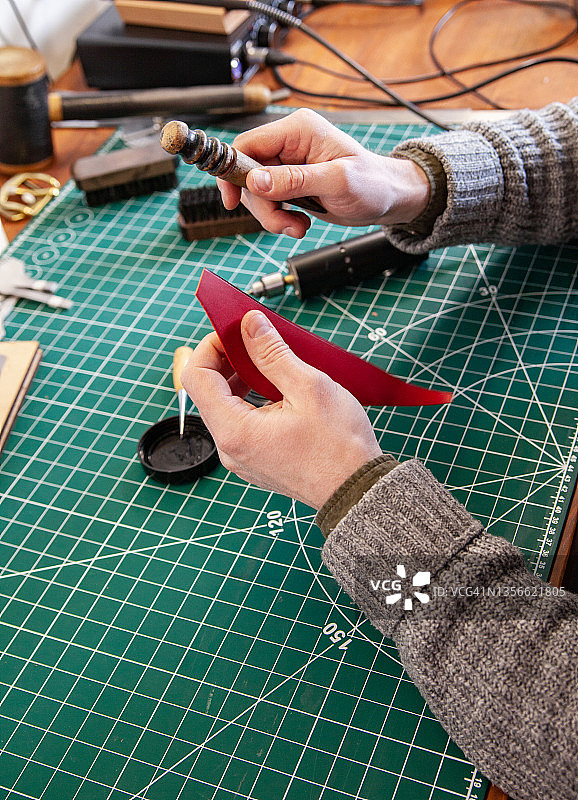 皮革匠人在工作场所使用烙铁图片素材