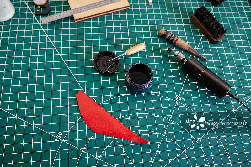 皮革匠人工作场所：各种工具和仪器图片素材