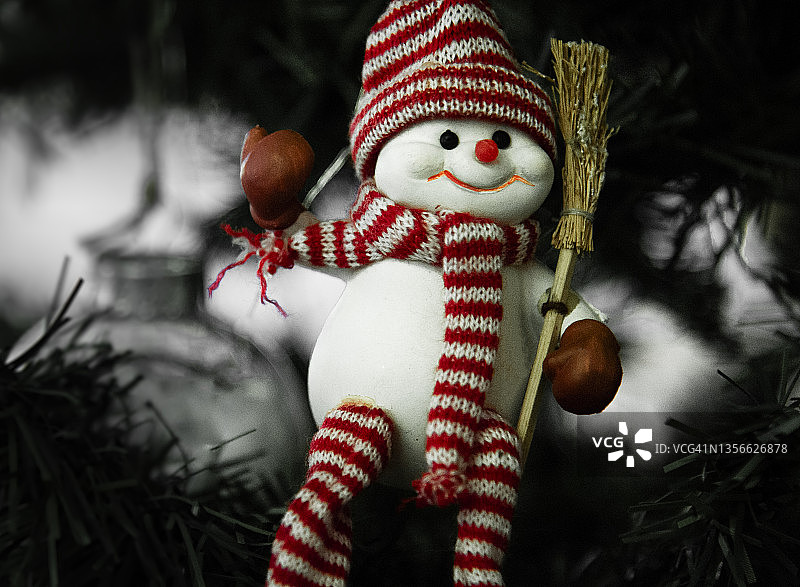 圣诞树上的雪人装饰图片素材