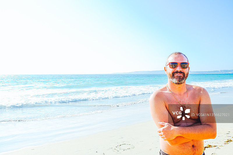 在海滩上的中年男人，留有文案空间图片素材