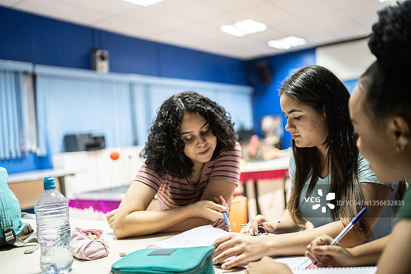 同事们在教室里一起学习图片素材