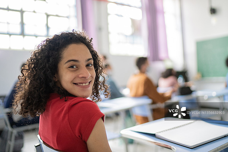 教室里的少女学生肖像图片素材
