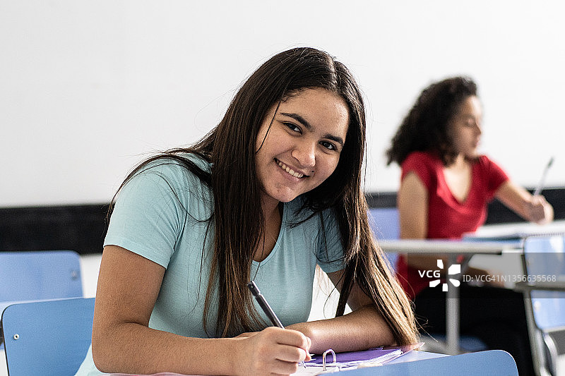 教室里的少年学生 портрет图片素材