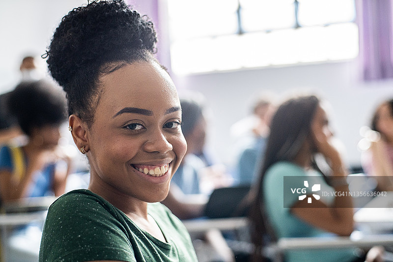 教室里的女学生肖像图片素材