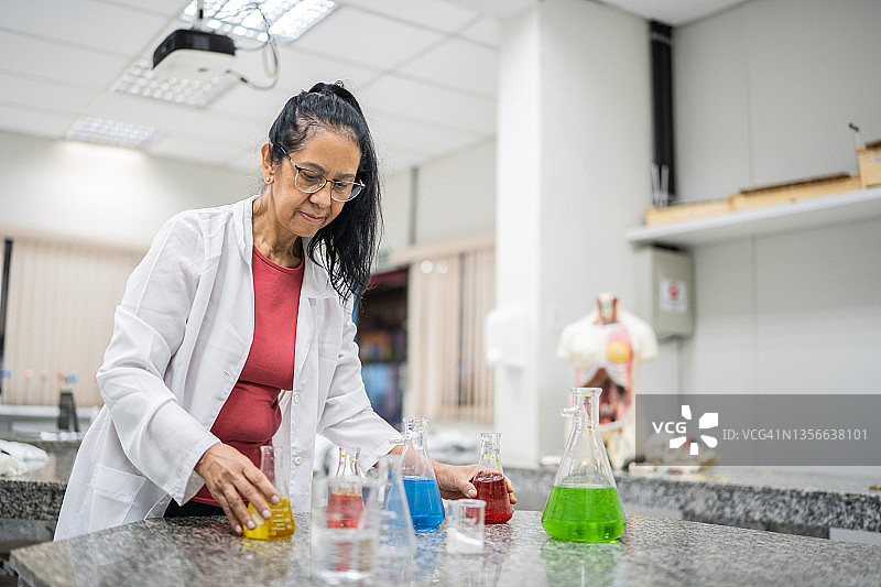 女教师在实验室里准备上课图片素材