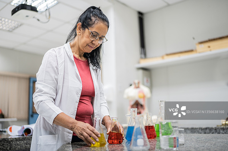女教师在实验室里准备上课图片素材