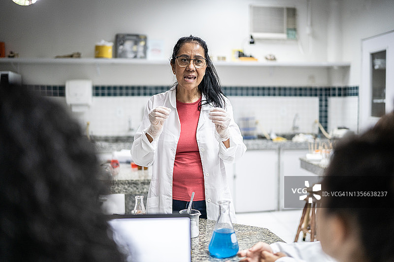 老年教师在实验室教青少年学生图片素材