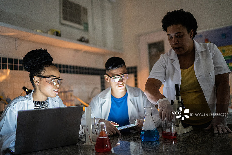 学生在学校或大学的实验室里做实验图片素材