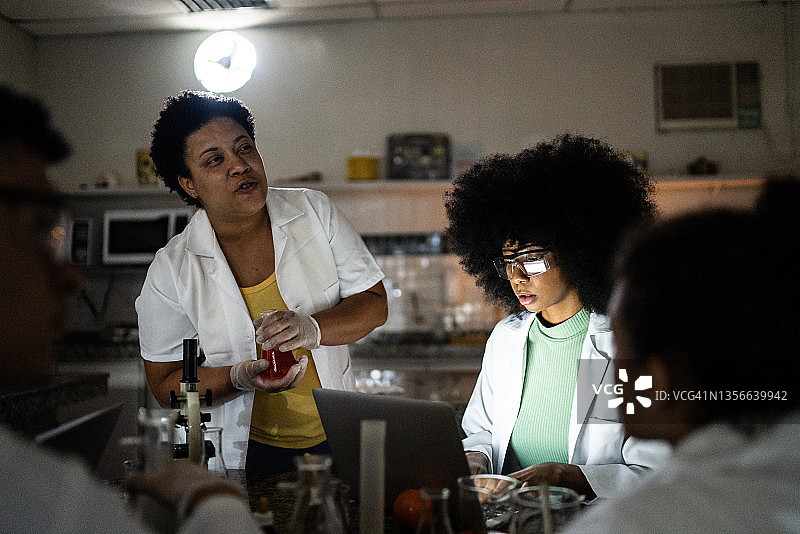 化学老师在学校实验室教导学生图片素材