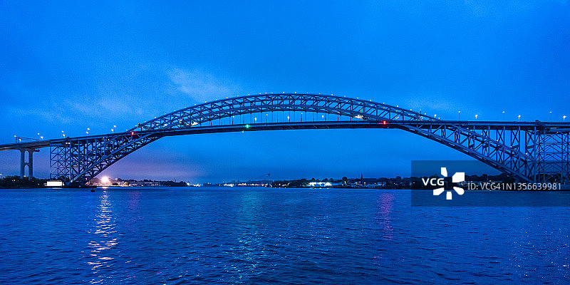 纽瓦克湾的贝永大桥黄昏景色图片素材