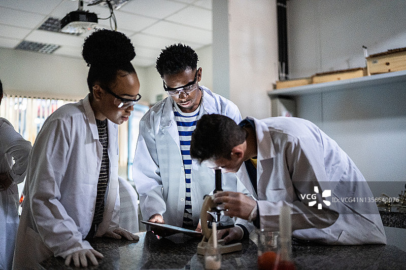 学生上课时使用显微镜图片素材