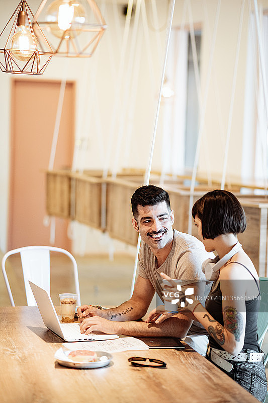 同事们在咖啡馆工作，计划新的创新业务（竖版图片）图片素材