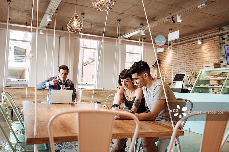 同事在咖啡馆工作并计划新的创新业务图片素材