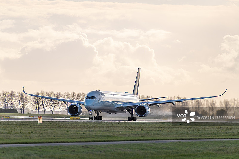 双引擎宽体客机准备起飞图片素材