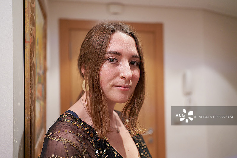 棕色头发的白人妇女佩戴鼻环在公寓对着镜头特写图片素材