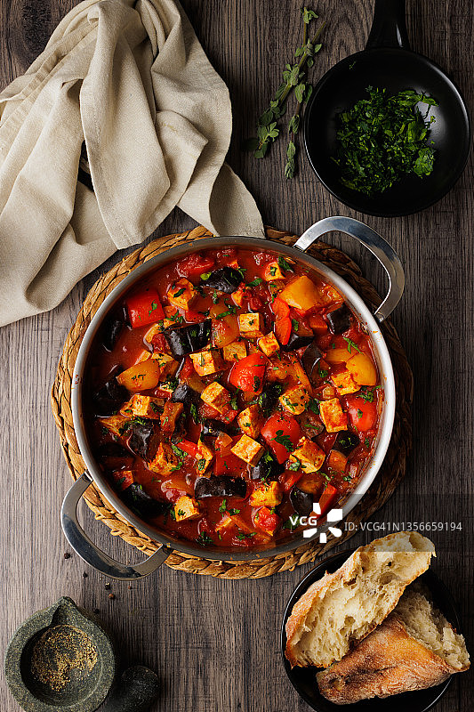 健康纯素豆腐茄子炖菜图片素材