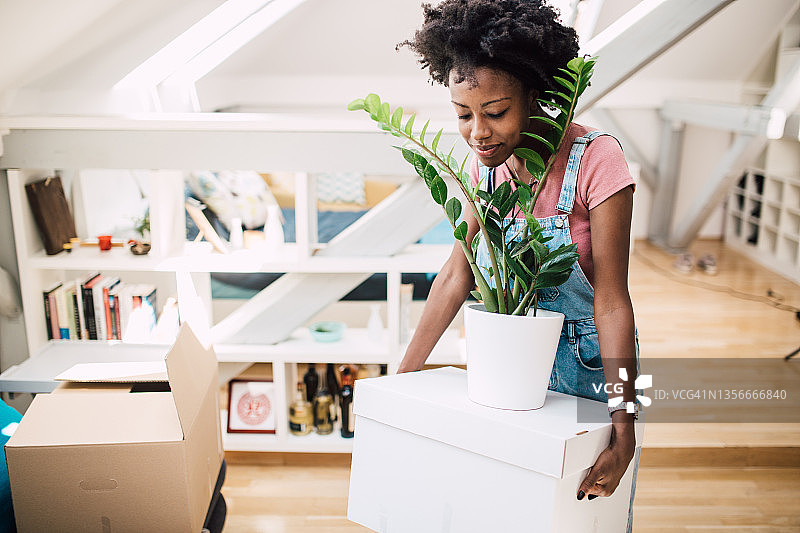 快乐的非裔美国妇女搬进新家图片素材