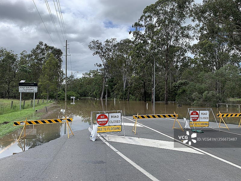 洪水淹没导致道路封闭图片素材