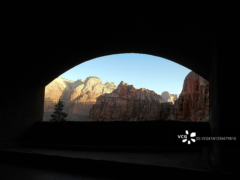 从犹他州锡安国家公园建于1930年的隧道看到的景色图片素材