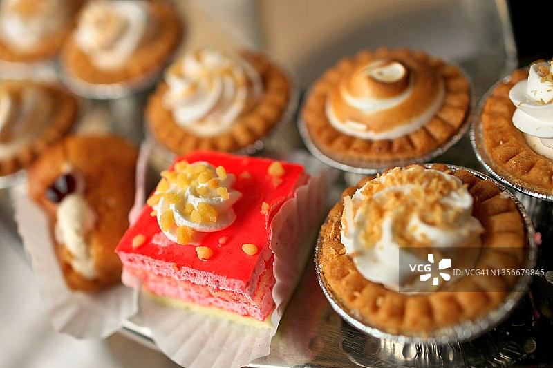 丰盛的甜点托盘图片素材
