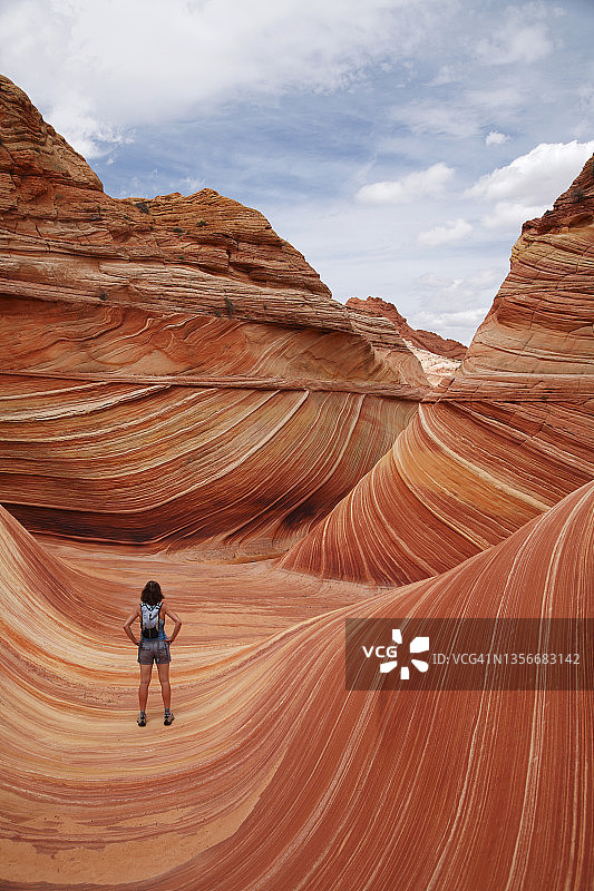 站在浪中的女人图片素材