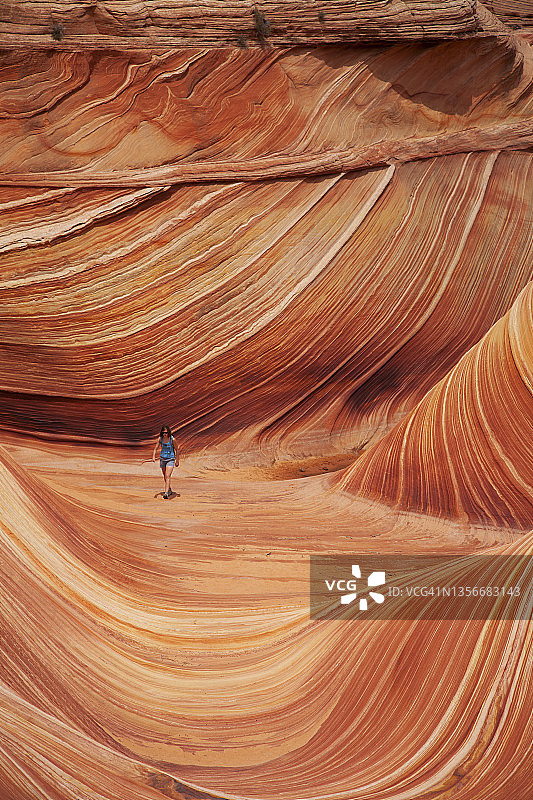 穿行在“波浪”中的女人图片素材