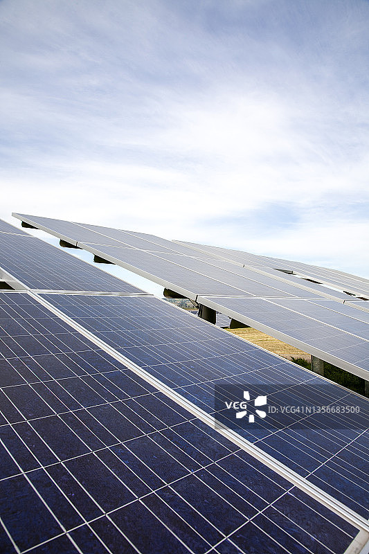 多云天气下的太阳能电池板图片素材