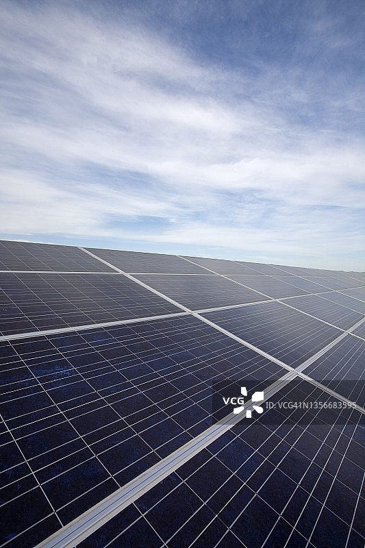 绵延的太阳能电池板阵列图片素材