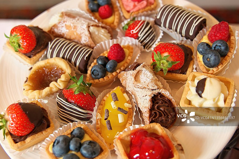 一盘丰盛的甜点图片素材