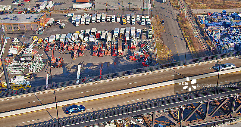 高速公路和仓库的航拍图片素材