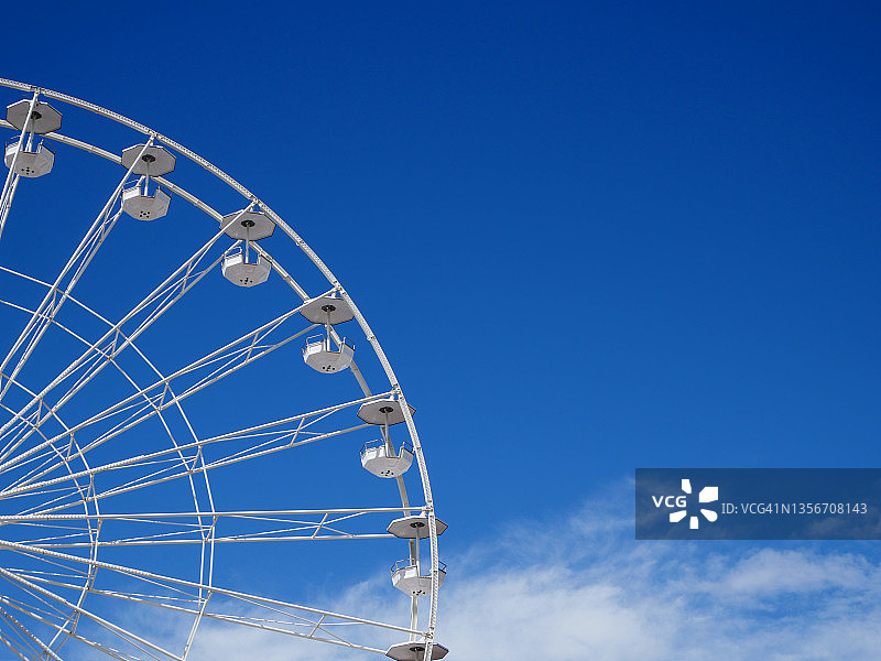 法国的无人摩天轮和蓝天图片素材