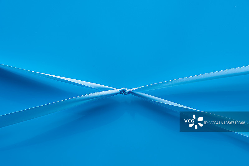 紧紧拉在一起的蓝色丝带图片素材