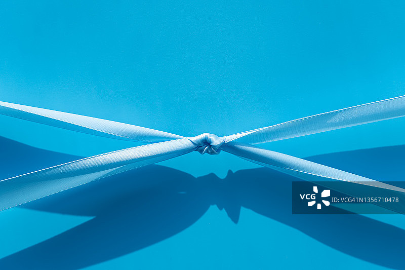 紧紧拉在一起的蓝色丝带图片素材