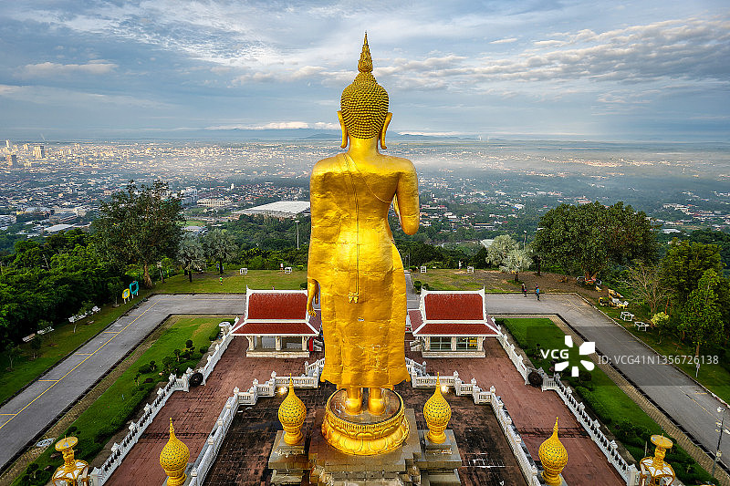 泰国宋卡府合艾山顶公园金色佛像日出晨雾航拍景观图片素材