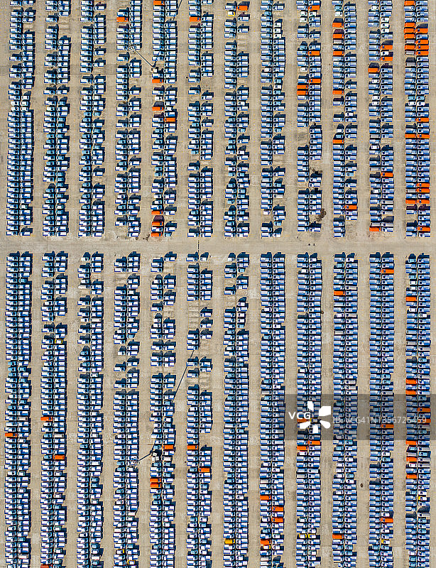 无人机航拍：并排停放的新汽车和厢型车图片素材