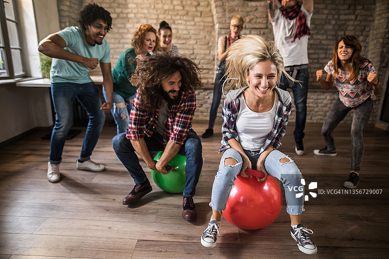 快乐的自由职业者在休闲办公室里玩太空跳跳球挑战图片素材