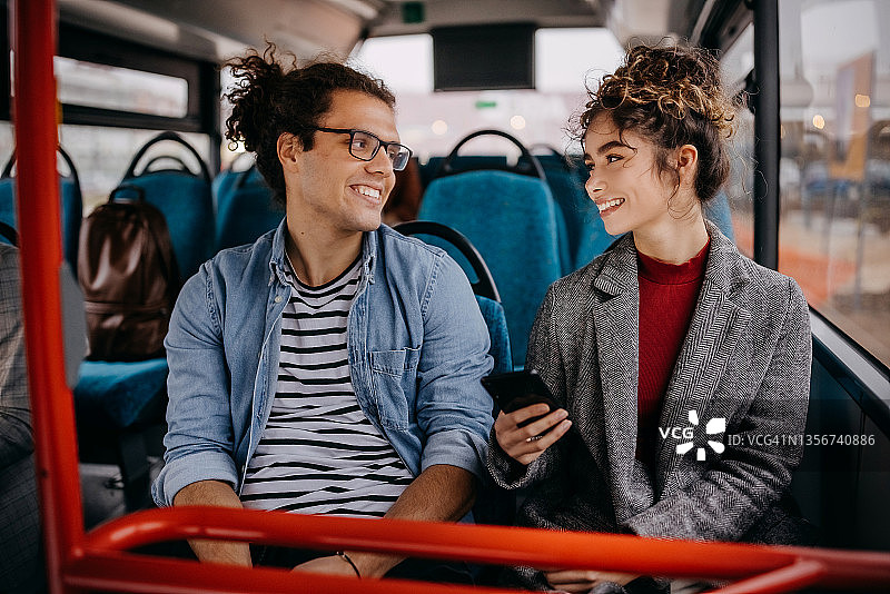 年轻漂亮的夫妇乘坐城市公交车图片素材