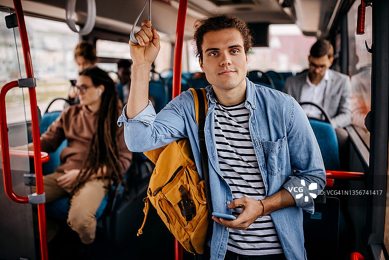 乘坐公共汽车的年轻潮男图片素材