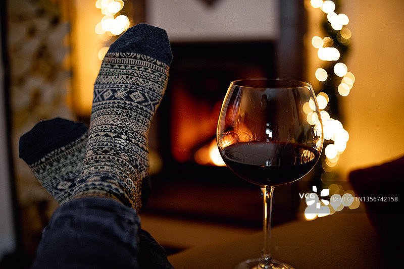 壁炉旁羊毛袜与红酒图片素材