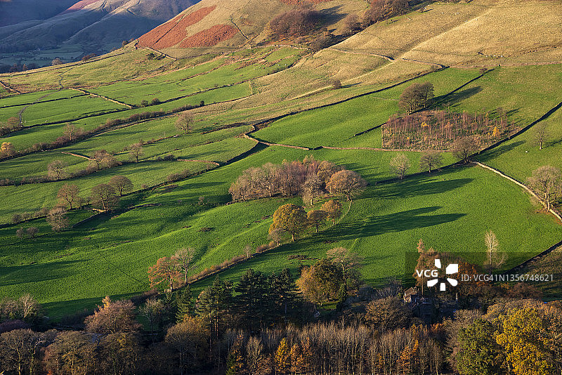 德比郡埃德尔山谷的晨曦山坡图片素材