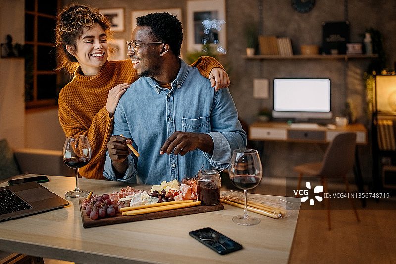 情侣庆祝周年纪念日图片素材