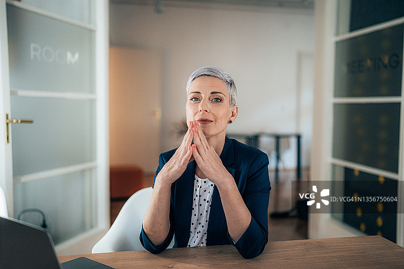 办公室里的女商人图片素材