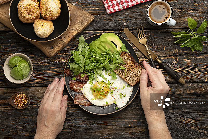 法棍、火腿和芝麻菜上的单面煎蛋图片素材