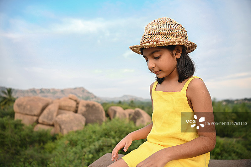 在自然中放松的女孩图片素材