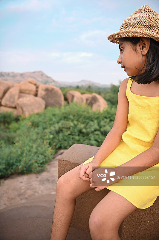 在自然中放松的女孩图片素材