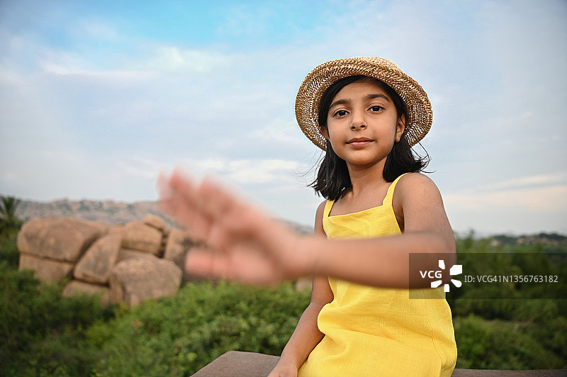 在自然中放松的女孩图片素材