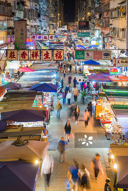 香港人在九龙繁华的夜市摊位间穿梭图片素材