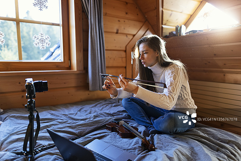 少女教别人拉小提琴图片素材